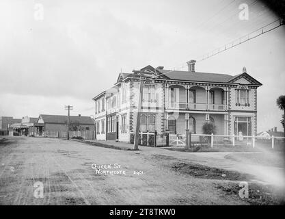 Northcote Tavern, Queen Street, Northcote, vue de Northcote Tavern, au coin de Queen Street et King Street, Northcote, Auckland, Nouvelle-Zélande. Plus loin dans la rue, du même côté, on peut voir une salle de billard et les locaux commerciaux de P Carroll. Photographié entre 1910 et 1930 par William Price Banque D'Images