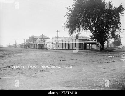 Jesmond Street, Ngaruawahia, Nouvelle-Zélande, circa 1915, vue de Jesmond Street, Ngaruawahia, Nouvelle-Zélande. Dans le centre se trouvent les locaux commerciaux de Stan Davies (coiffeur), Daniel Grant (drapier) et R E Bell (drapier). circa 1915. Daté du fait que Davies, Grant et Bell faisaient tous des opérations en 1915 selon le répertoire des postes de Wise Banque D'Images