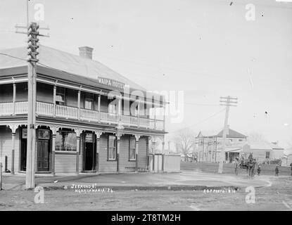 WAIPA Hotel et Jesmond Street, Ngaruawahia, Nouvelle-Zélande, 1910 - Photographie prise par Robert Stanley Fleming, vue de l'hôtel WAIPA (propriétaire S. Draffin), et Jesmond Street, Ngaruawahia, Nouvelle-Zélande. Photographié par R.S.F. (probablement Robert Stanley Fleming, commerçant du Novelty Depot). Les locaux commerciaux du Novelty Depot sont visibles au centre à droite, derrière un cheval et une charrette Banque D'Images