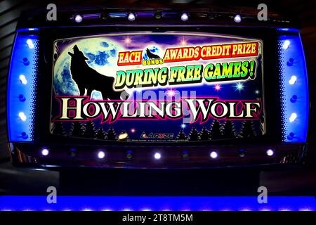 Plan détaillé rapproché d'un panneau d'en-tête illuminé des machines à sous Howling Wolf, au sommet de l'une des machines à sous populaires dans une zone de casino à bord. Banque D'Images
