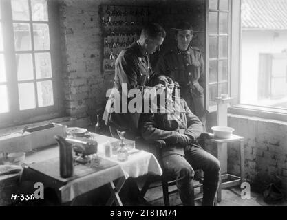 Soldat ayant de nouvelles prothèses dentaires installées pendant la première Guerre mondiale, Un soldat, assis, a une série de nouvelles prothèses dentaires installées par un dentiste attaché au corps dentaire néo-zélandais. Photographie prise à Nielles, France, novembre 1917 Banque D'Images