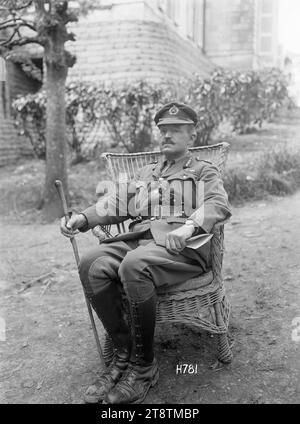 Major-général Andrew Hamilton Russell, Major-général Andrew Hamilton Russell en uniforme de l'armée assis dans une chaise en osier au quartier général de division de Nouvelle-Zélande pendant la première Guerre mondiale Photographie prise à bus-les-Artois, France, le 21 mai 1918 Banque D'Images