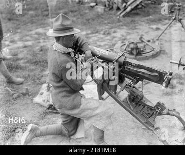 Canon capturé par des soldats néo-zélandais à Messines, Belgique, Un canon capturé par des soldats néo-zélandais à Messines, Belgique, le 12 août 1917. Un soldat peint les noms des régiments qui ont capturé le canon le 7 juin 1917. Photographie prise à Bailleul, France Banque D'Images
