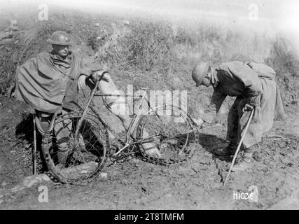 Les soldats inspectent une bicyclette allemande avec des pneus faits de ressorts près de Metz, en France, pendant la première Guerre mondiale, les soldats inspectent une bicyclette allemande battue avec des pneus faits de ressorts en raison de la pénurie de caoutchouc pendant la première Guerre mondiale Photographie prise le 14 septembre 1918 près de Metz, France Banque D'Images