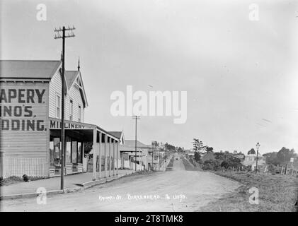 Vue sur Hauraki Street, Birkenhead, Auckland, Nouvelle-Zélande, vue sur Hauraki Street (comme on l'appelait à l'époque) regardant vers le nord-ouest avec des boutiques en bois sur le côté gauche. L'un de ces magasins vendait des draperies et des chapellerie Banque D'Images