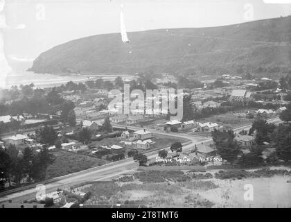 Vue sur le township de Sumner, près de Christchurch, Nouvelle-Zélande, vue sur le township de Sumner, près de Christchurch, Nouvelle-Zélande. La route de Scarborough à l'erreur de Taylor est visible sur la colline en arrière-plan. ca 1910 Banque D'Images