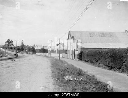 Vue sur Queen Street, Northcote, Auckland, Nouvelle-Zélande, vue sur Queen Street. Sur la droite se trouve Tarrys Northcote Hall avec des maisons au-delà. Les gens peuvent être vus sur les sentiers des deux côtés de la rue et en traversant la route. Prise vers 1910 Banque D'Images