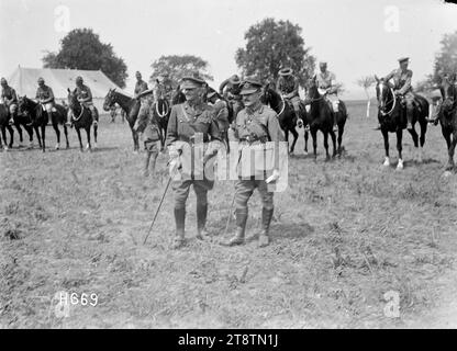 Officiers dans le ring au New Zealand divisional Horse Show, France, deux officiers debout dans le ring du jury au New Zealand divisional Horse Show à Courcelles, France, pendant la première Guerre mondiale L'officier à droite est le major-général Andrew Russell, commandant de la division néo-zélandaise. Photographie prise le 3 juin 1918 Banque D'Images