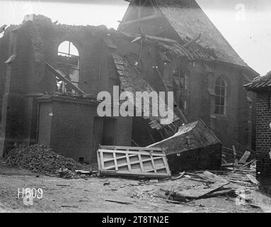 Extérieur d'une église délibérément bombardée par l'artillerie lourde pendant la première Guerre mondiale, vue extérieure d'une église française délibérément bombardée par l'artillerie allemande derrière les lignes. Photographie prise le 26 juin 1917 Banque D'Images