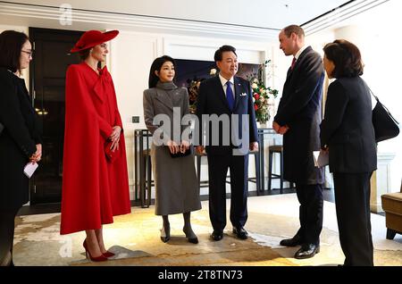 Le Prince et la Princesse de Galles (2e à gauche et 2e à droite) accueillent le Président de la Corée du Sud Yoon Suk Yeol et son épouse Kim Keon Hee (au centre) dans leur hôtel du centre de Londres, le premier jour de la visite d'État au Royaume-Uni. Date de la photo : mardi 21 novembre 2023. Banque D'Images