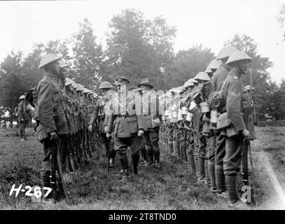 Le major-général Russell inspecte les troupes en France pendant la première Guerre mondiale, le major-général Russell, commandant de la Division Nouvelle-Zélande, inspecte les troupes néo-zélandaises à l'occasion d'une visite de Sir Thomas Mackenzie, haut-commissaire néo-zélandais à Londres, en France pendant la première Guerre mondiale Photographie prise entre le 9 et le 10 septembre 1917 Banque D'Images