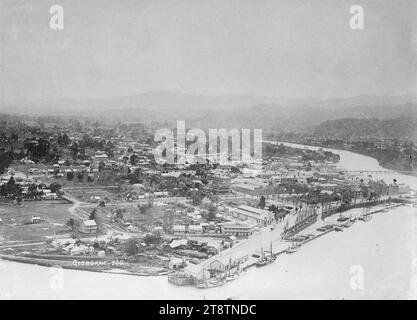 Vue panoramique de Gisborne prise de Kaiti Hill, vue vers le nord-ouest sur Gisborne depuis Kaiti Hill Lookout. Le pont Gladstone Road qui traverse la rivière Turanganui est juste visible à l'extrême droite. Les quais et les bâtiments le long de Reads Quay (y compris un hôtel) sont au premier plan. La zone commerciale est au centre droit. circa 1910 Banque D'Images
