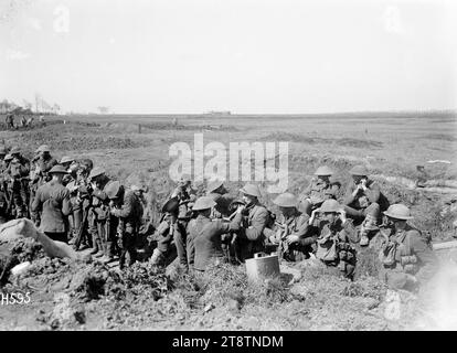 Inspection au masque à gaz d'un régiment de Wellington, en Nouvelle-Zélande, France, les soldats d'un régiment de Wellington, en Nouvelle-Zélande assistent à une inspection au masque à gaz dans la ligne de soutien néo-zélandaise près de Colincamps pendant la première Guerre mondiale Photographie prise le 15 avril 1918 Armytage Sanders Banque D'Images