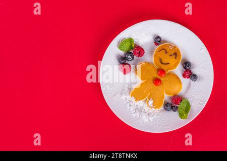 Crêpe drôle de petit déjeuner de Noël sous forme de symboles de Noël - pudding de Noël, homme en pain d'épice, renne du Père Noël, avec pâte à tartiner au chocolat, br Banque D'Images