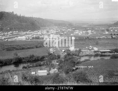 Vue sur Taumarunui, avec la rivière Ongarue au premier plan, vue sur Taumarunui vue sur la rivière Ongarue au premier plan, avec un débarcadère sur la rivière, et le centre de la gare à gauche. circa années 1900 Banque D'Images