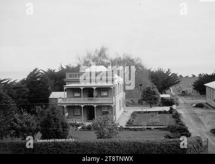 The Women's Home, Thames, The Women's Home (District Homes), Thames. Un bâtiment en bois de deux étages entouré d'un jardin formel. « La maison des femmes » est écrit à l'avant et un grand panneau au niveau du toit indique « maisons de district ». Les paddocks peuvent être vus au-delà des arbres à l'arrière. La maison pour hommes est située juste à côté dans le même domaine (à droite) au début des années 1900 Banque D'Images