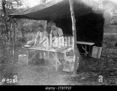 Deux hommes préparant des tartes et des rouleaux de saucisse pour le bataillon Otago à selles, en France, deux hommes dehors à une table préparant des tartes et des rouleaux de saucisse pour le bataillon Otago. Photographie prise Selle, France le 26 octobre 1917 Banque D'Images