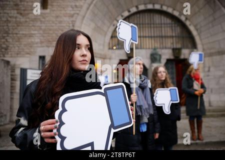 Berlin, Allemagne. 21 novembre 2023. Les partisans du procès se tiennent devant le tribunal régional de Berlin avant le début de l'audience du procès historique de DUH contre le géant américain de l'Internet Meta (Facebook, Instagram) au tribunal régional de Berlin. Le procès est basé sur des menaces de violence et de meurtre dans des groupes Facebook publics. Resch exige que la société mère de Facebook ferme certains groupes et tente de faire respecter cela avec un procès modèle. Crédit : Carsten Koall/dpa/Alamy Live News Banque D'Images