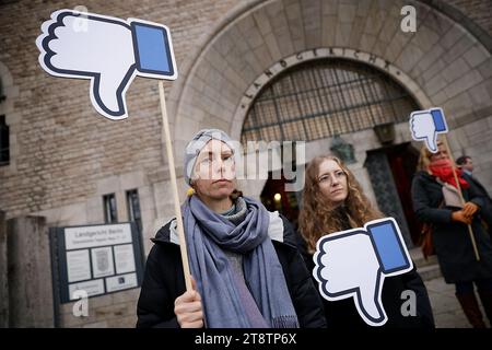 Berlin, Allemagne. 21 novembre 2023. Les partisans du procès se tiennent devant le tribunal régional de Berlin avant le début de l'audience du procès historique de DUH contre le géant américain de l'Internet Meta (Facebook, Instagram) au tribunal régional de Berlin. Le procès est basé sur des menaces de violence et de meurtre dans des groupes Facebook publics. Resch exige que la société mère de Facebook ferme certains groupes et tente de faire respecter cela avec un procès modèle. Crédit : Carsten Koall/dpa/Alamy Live News Banque D'Images