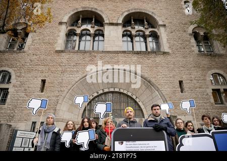 Berlin, Allemagne. 21 novembre 2023. Les partisans du procès se tiennent devant le tribunal régional de Berlin avant le début de l'audience du procès historique de DUH contre le géant américain de l'Internet Meta (Facebook, Instagram) au tribunal régional de Berlin. Le procès est basé sur des menaces de violence et de meurtre dans des groupes Facebook publics. Resch exige que la société mère de Facebook ferme certains groupes et tente de faire respecter cela avec un procès modèle. Crédit : Carsten Koall/dpa/Alamy Live News Banque D'Images