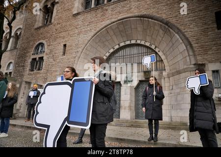 Berlin, Allemagne. 21 novembre 2023. Les partisans du procès se tiennent devant le tribunal régional de Berlin avant le début de l'audience du procès historique de DUH contre le géant américain de l'Internet Meta (Facebook, Instagram) au tribunal régional de Berlin. Le procès est basé sur des menaces de violence et de meurtre dans des groupes Facebook publics. Resch exige que la société mère de Facebook ferme certains groupes et tente de faire respecter cela avec un procès modèle. Crédit : Carsten Koall/dpa/Alamy Live News Banque D'Images