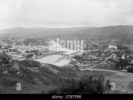 Vue panoramique de Gisborne, vue prise de Kaiti Hill vers le nord à la confluence des rivières Waimata et Taruheru, et le pont à Gladstone Road traversant la rivière Turanganui. La banlieue de Kaiti est sur la droite et le centre-ville est sur la gauche. Les navires sont amarrés aux quais de Read Quay. circa 1910 Banque D'Images