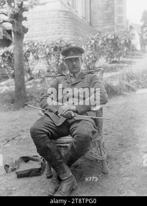 Officier d'état-major de la division néo-zélandaise, première Guerre mondiale, Portrait d'un officier d'état-major de la division néo-zélandaise de la première Guerre mondiale en uniforme de l'armée assis dans une chaise en osier. Il est identifié comme le lieutenant-colonel Henry Maitland Wilson, connu sous le nom de Jumbo Wilson. Photographie prise bus-les-Artois, France, 21 mai 1918 Banque D'Images