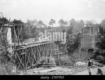 Pont de Grafton, Auckland, Nouvelle-Zélande, en construction, vue du pont de Grafton en construction. Prenez en regardant à travers Grafton Gully vers Symonds Street. De vastes échafaudages peuvent être vus en place aux deux extrémités du pont. Les tombes du cimetière de Symonds Street peuvent être vues dans le ravin ci-dessous. Un homme se tient au premier plan en regardant la construction. P d'Auckland, Nouvelle-Zélande Banque D'Images