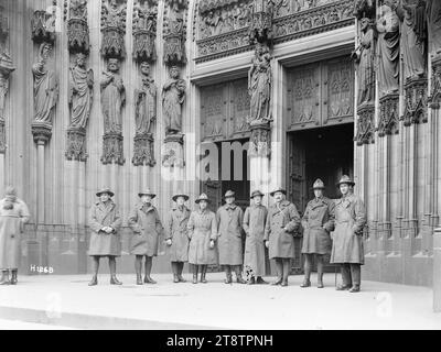 Néo-Zélandais à la cathédrale de Cologne, Allemagne, Néo-Zélandais à l'entrée principale de la cathédrale de Cologne, Allemagne. Photographie prise en février 1919 par le photographe officiel Henry Armytage Sanders Banque D'Images