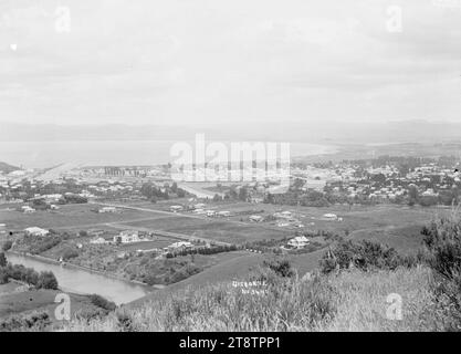 Vue panoramique de Gisborne, vue prise d'un point de vue au nord de Gisborne surplombant les propriétés semi-rurales près de Gisborne. La zone commerciale est à mi-distance, et la rivière Turanganui et le brise-lames sont à l'extrême gauche. Au premier plan imediate est la rivière Waimata. La rivière Taruheru peut être vue à mi-distance près de la ville. Le front de mer et la côte de Poverty Bay peuvent être vus au loin, vers 1910 Banque D'Images