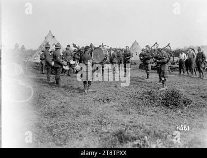 Un orchestre de pipe régimentaire d'Auckland, Nouvelle-Zélande jouant en France pendant la première Guerre mondiale, Un orchestre de pipe kilted d'un Régiment d'Auckland, Nouvelle-Zélande jouant dans le camp néo-zélandais de Louvencourt, France pendant la première Guerre mondiale Photographie prise le 30 avril 1918 Banque D'Images