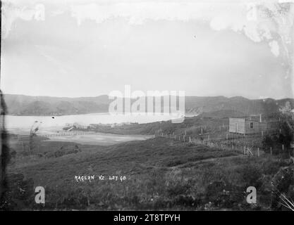 Partie de Raglan, New Zealand Harbour, à l'embouchure de la rivière Opotoru, vers 1911, vue générale surplombant Raglan, New Zealand Harbour, avec le pont sur la rivière Opotoru centre à gauche. Prise vers 1911 par 'G B', datée d'images dans la même séquence de nombres Banque D'Images