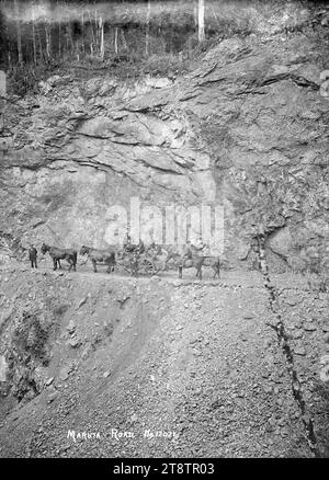 Vue sur la route Maruia. Un homme mène une charrette tirée par des chevaux chargée avec plusieurs hommes sur le dessus, et deux hommes qui suivent à cheval, vue de la route Maruia, montrant un glissement de bardeaux sous la route. Un homme mène une charrette chargée de quatre chevaux, avec un certain nombre d'hommes sur le dessus. Deux cavaliers suivent. Derrière les hommes est un énorme slip-face, avec des bardeaux lâches sous la route ca 1910s. Banque D'Images