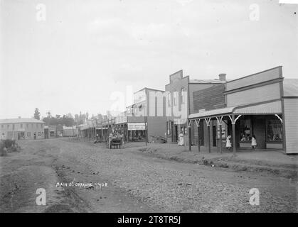 Main St à Ohakune, en regardant le long de main Street à Ohakune vers 1910. Affiche une rangée de magasins et d'entreprises, y compris le Federal Hotel Banque D'Images