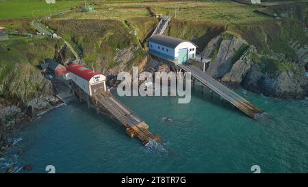 St Davids Lifeboat Station lors d'une journée d'automne venteuse, prise en novembre 2023. La gare est située près de la plus petite ville du Royaume-Uni (St Davids, pays de Galles). Banque D'Images