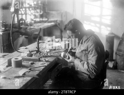 Un mécanicien dentaire de l'armée complète un jeu de prothèses dentaires, un mécanicien dentaire de l'armée apporte la touche finale à un nouveau jeu de prothèses fabriquées au laboratoire du New Zealand Dental corps à Nielles, en France. Photographie prise en novembre 1917 Banque D'Images