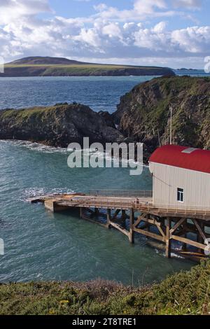 St Davids Lifeboat Station lors d'une journée d'automne venteuse, prise en novembre 2023. La gare est située près de la plus petite ville du Royaume-Uni (St Davids, pays de Galles). Banque D'Images