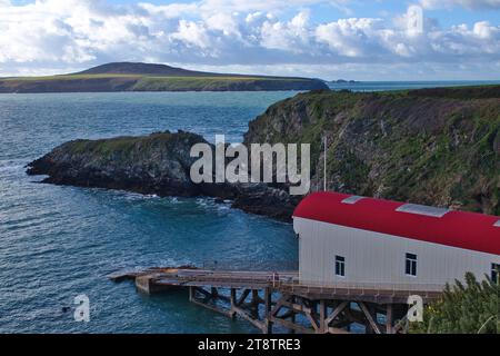 St Davids Lifeboat Station lors d'une journée d'automne venteuse, prise en novembre 2023. La gare est située près de la plus petite ville du Royaume-Uni (St Davids, pays de Galles). Banque D'Images