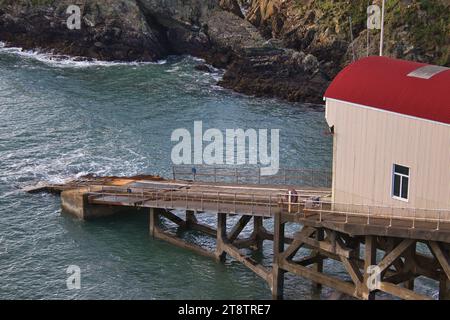 St Davids Lifeboat Station lors d'une journée d'automne venteuse, prise en novembre 2023. La gare est située près de la plus petite ville du Royaume-Uni (St Davids, pays de Galles). Banque D'Images