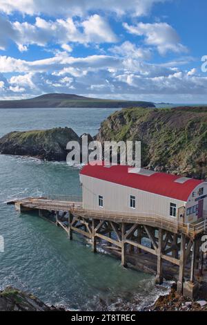 St Davids Lifeboat Station lors d'une journée d'automne venteuse, prise en novembre 2023. La gare est située près de la plus petite ville du Royaume-Uni (St Davids, pays de Galles). Banque D'Images