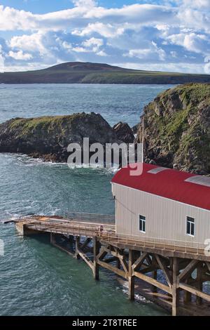 St Davids Lifeboat Station lors d'une journée d'automne venteuse, prise en novembre 2023. La gare est située près de la plus petite ville du Royaume-Uni (St Davids, pays de Galles). Banque D'Images