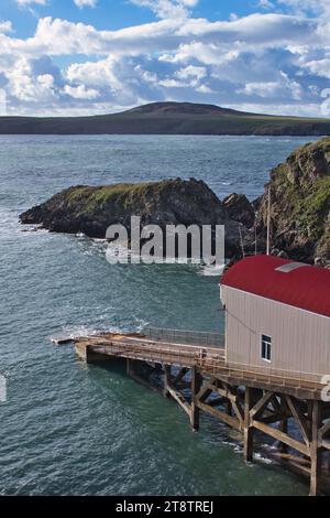 St Davids Lifeboat Station lors d'une journée d'automne venteuse, prise en novembre 2023. La gare est située près de la plus petite ville du Royaume-Uni (St Davids, pays de Galles). Banque D'Images