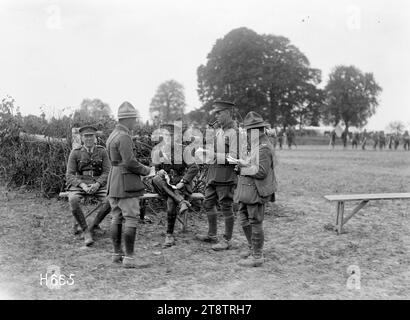 Officiers dans le ring au New Zealand divisional Horse show, Courcelles, Un petit groupe d'officiers dans le ring d'événements au New Zealand divisional Horse show tenu à Courcelles, France pendant la première Guerre mondiale Photographie prise le 3 juin 1918 Banque D'Images