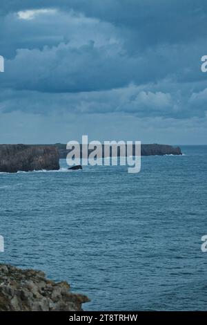 Falaises galloises pendant une journée orageuse. Les falaises sont situées dans le parc national Pembrokeshire Coast près d'Elegug Stacks. Photo prise en novembre 2023. Banque D'Images