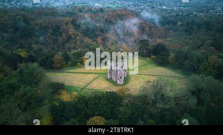 Vue sur Arial du château de Blaise, qui se trouve dans le domaine du château de Blaise. Photo prise lors d'une journée humide d'automne en novembre 2023. Banque D'Images