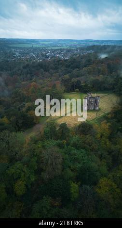 Vue sur Arial du château de Blaise, qui se trouve dans le domaine du château de Blaise. Photo prise lors d'une journée humide d'automne en novembre 2023. Banque D'Images