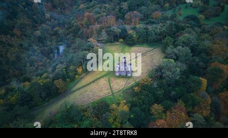 Vue sur Arial du château de Blaise, qui se trouve dans le domaine du château de Blaise. Photo prise lors d'une journée humide d'automne en novembre 2023. Banque D'Images