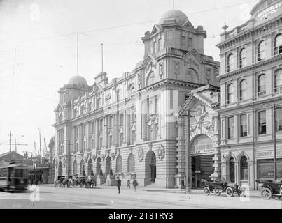 General Post Office et la gare de Queen Street, Auckland, Nouvelle-Zélande, vue du bâtiment nouvellement construit du General Post Office. À droite se trouve l'entrée de la gare Queen Street et de l'hôtel Waverley. À gauche de l'immeuble de poste se trouve R & W Hellaby Ltd (boucherie) avec d'autres étages en construction au-dessus de Hellaby's. Des calèches vous attendent devant le bureau de poste et une voiture est garée devant l'hôtel, vers 1911-1912 Banque D'Images