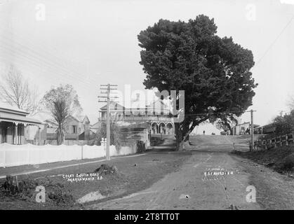 Great South Road à Ngaruawahia, Nouvelle-Zélande, circa 1910 - Photographie prise par Robert Stanley Fleming, vue de la Great South Road à Ngaruawahia, Nouvelle-Zélande. Le Delta Hotel est visible au centre. Photographié par R.S.F. (probablement Robert Stanley Fleming, propriétaire du Novelty Depot, Ngaruawahia, Nouvelle-Zélande Banque D'Images