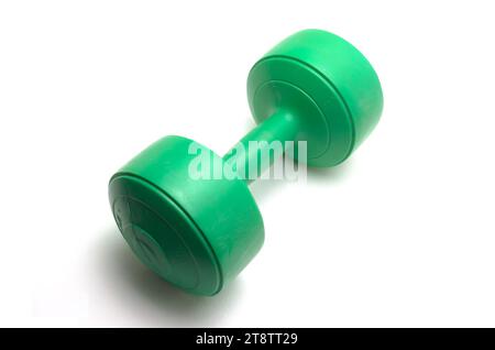 Haltères barbell vert pesant 5 kg sur fond blanc Banque D'Images